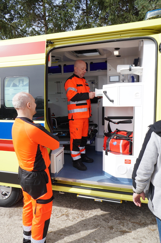 Wnętrze karetki - wyposażenie medyczne i nosze