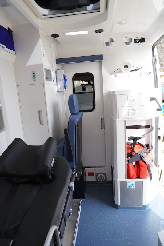 Panorama wnętrza ambulansu z pełnym wyposażeniem